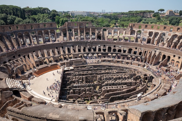 Roma, itália - 20 de junho de 2018: vista panorâmica do interior do coliseu em roma. dia de verão com céu azul e ensolarado