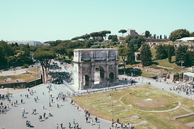 Foto roma, italia - 20 de junio de 2018: arco triunfal de constantino en roma, situado entre el coliseo y el palatino