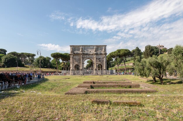 Roma, Italia - 20 de junio de 2018: Arco Triunfal de Constantino en Roma, situado entre el Coliseo y el Palatino