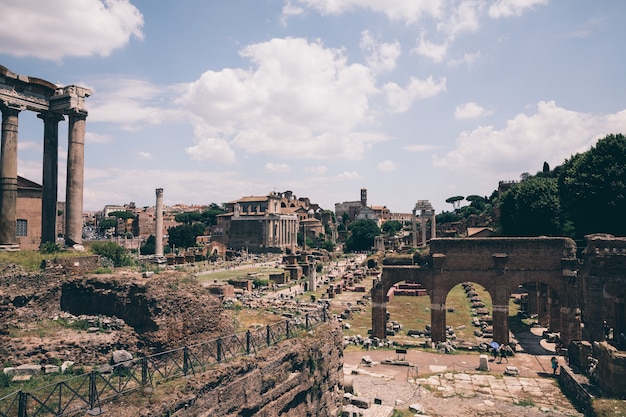 Roma, Italia - 20 de junio de 2018: Vista panorámica del foro romano, también conocido por Forum Romanum o Foro Romano. Es un foro rodeado por ruinas de antiguos edificios gubernamentales en el centro de la ciudad de Roma.