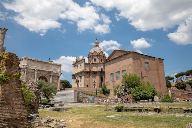 Roma, Italia - 20 de junio de 2018: Vista panorámica del foro romano, también conocido por Forum Romanum o Foro Romano. Es un foro rodeado por ruinas de antiguos edificios gubernamentales en el centro de la ciudad de Roma.