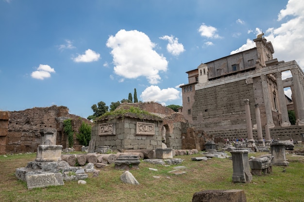 Roma, Italia - 20 de junio de 2018: Vista panorámica del foro romano, también conocido por Forum Romanum o Foro Romano. Es un foro rodeado por ruinas de antiguos edificios gubernamentales en el centro de la ciudad de Roma.