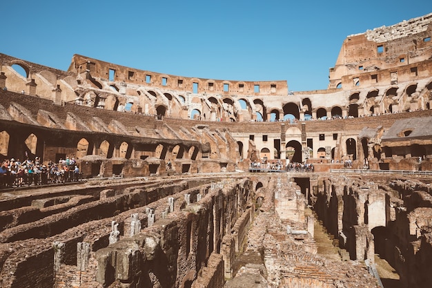 Roma, Italia - 20 de junio de 2018: Vista panorámica del interior del Coliseo de Roma. Día de verano con cielo azul y soleado.