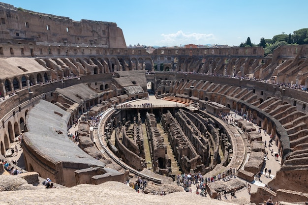 Roma, Italia - 20 de junio de 2018: Vista panorámica del interior del Coliseo de Roma. Día de verano con cielo azul y soleado.