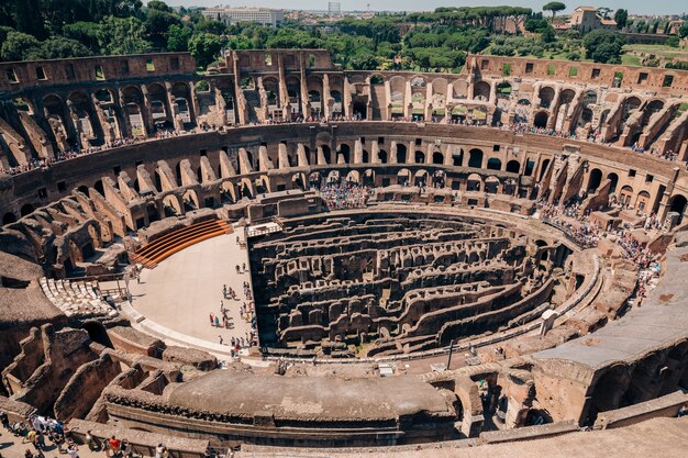 Roma, Italia - 20 de junio de 2018: Vista panorámica del interior del Coliseo de Roma. Día de verano con cielo azul y soleado.
