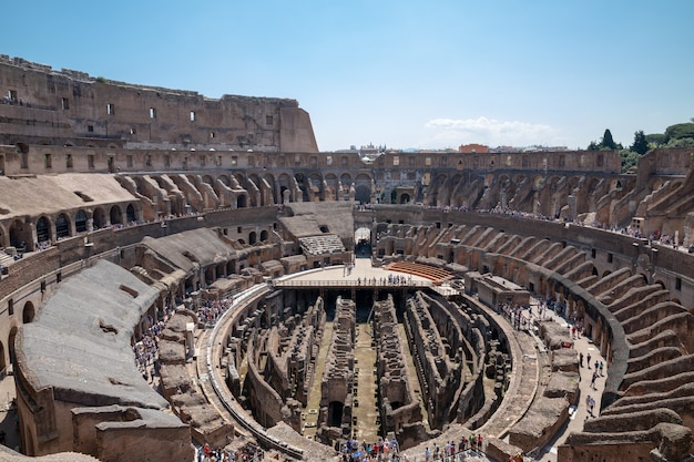 Roma, Italia - 20 de junio de 2018: Vista panorámica del interior del Coliseo de Roma. Día de verano con cielo azul y soleado.