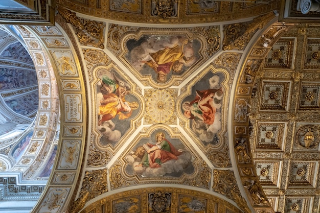 Roma, Itália - 21 de junho de 2018: Vista panorâmica do interior da Basílica di Santa Maria Maggiore, ou Igreja de Santa Maria Maggiore. É uma basílica maior papal e a maior igreja católica mariana de Roma