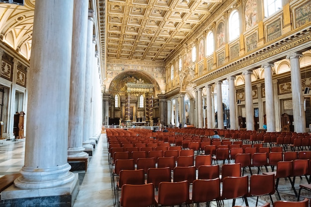 Roma, Itália - 21 de junho de 2018: Vista panorâmica do interior da Basílica di Santa Maria Maggiore, ou Igreja de Santa Maria Maggiore. É uma basílica maior papal e a maior igreja católica mariana de Roma
