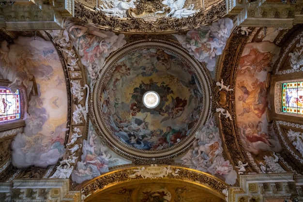 Roma, itália - 21 de junho de 2018: vista panorâmica do interior de santa maria della vittoria. é uma igreja titular católica dedicada à virgem maria localizada em roma