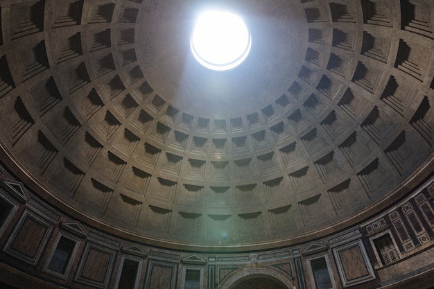 Roma, itália - 21 de junho de 2018: vista panorâmica do interior do panteão, também conhecido como templo de todos os deuses. é um antigo templo romano, agora uma igreja em roma