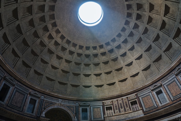 Roma, Itália - 21 de junho de 2018: Vista panorâmica do interior do Panteão, também conhecido como templo de todos os deuses. É um antigo templo romano, agora uma igreja em Roma