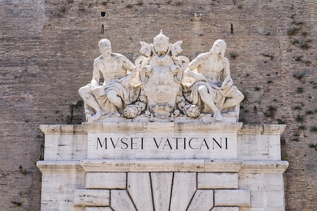 ROMA ITALIA 21 de junio de 2018 Esculturas históricas sobre la entrada al Museo del Vaticano en Roma Italia