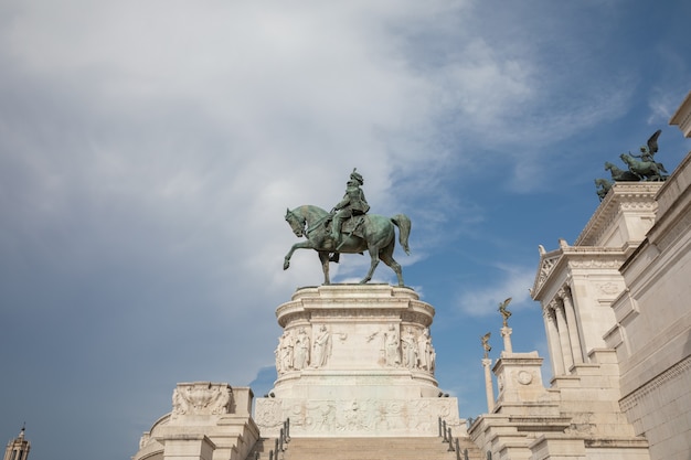 Foto roma, italia - 21 de junio de 2018: estatua ecuestre de vittorio emanuele ii en piazza venezia en roma