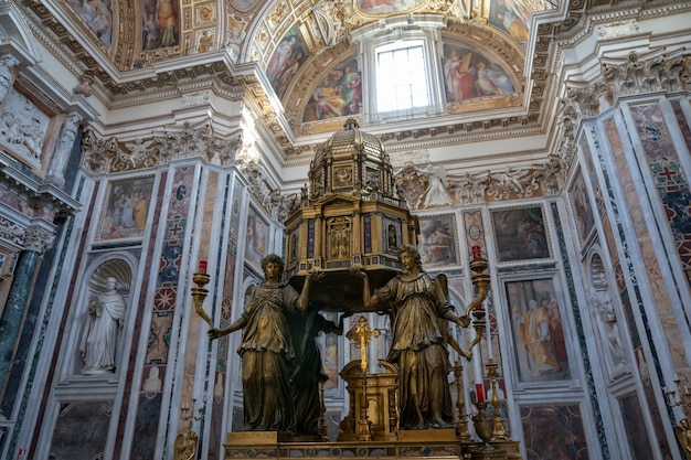 Roma, Italia - 21 de junio de 2018: Vista panorámica del interior de la Basílica de Santa Maria Maggiore o iglesia de Santa Maria Maggiore. Es una gran basílica papal y la iglesia católica mariana más grande de Roma.