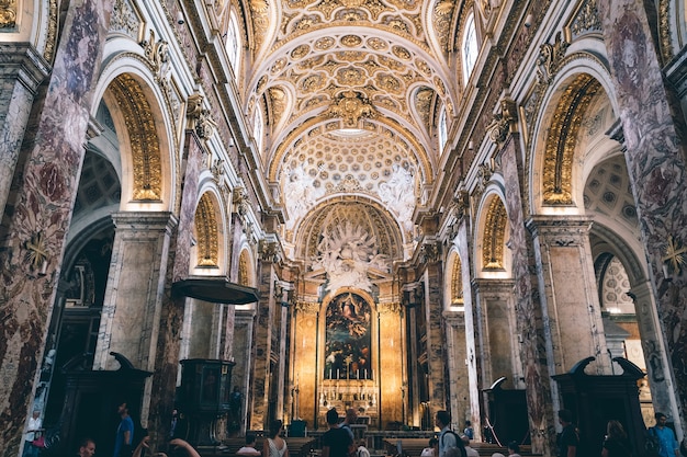 Roma, Italia - 21 de junio de 2018: Vista panorámica del interior de la Iglesia de San Luis de los franceses. Es una iglesia católica romana en Roma, no lejos de Piazza Navona.