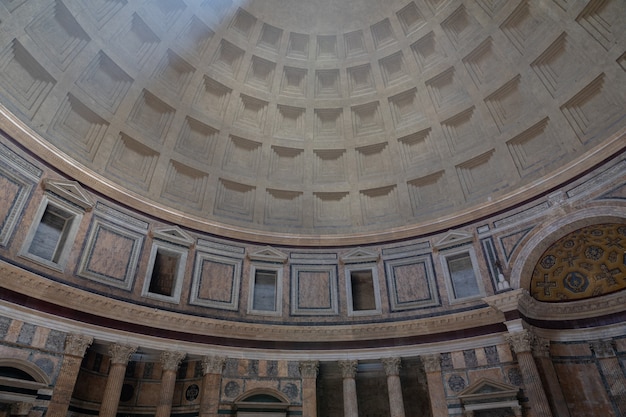 Roma, Italia - 21 de junio de 2018: Vista panorámica del interior del Panteón, también conocido como templo de todos los dioses. Es un antiguo templo romano, ahora una iglesia en Roma.