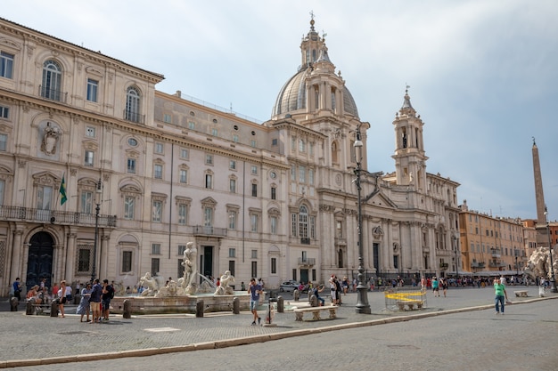 Roma, Italia - 21 de junio de 2018: Vista panorámica de la Piazza Navona es una plaza en Roma. Día de verano y cielo azul. La gente camina en la plaza