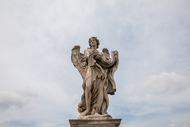 Roma, Itália - 22 de junho de 2018: escultura artística em mármore no Castelo de Santo Ângelo (Mausoléu de Adriano)