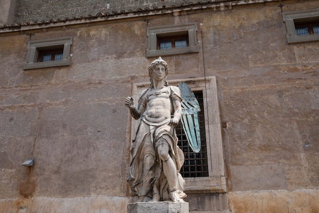 Roma, itália - 22 de junho de 2018: escultura de arte em mármore no castelo de santo ângelo (mausoléu de adriano)