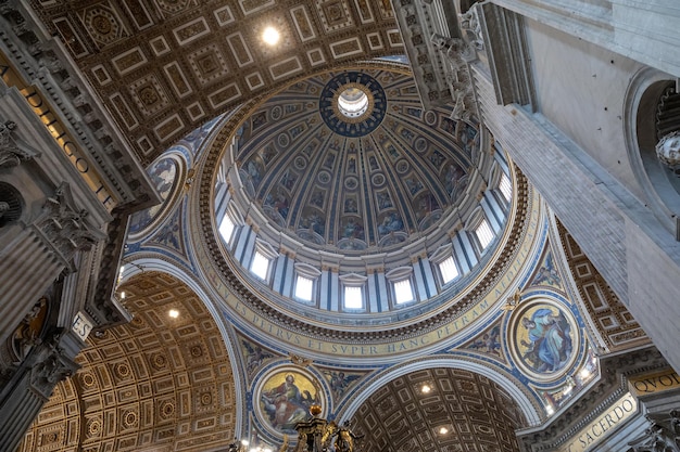 Roma, itália - 22 de junho de 2018: vista panorâmica do interior da basílica papal de são pedro (basílica de são pedro). é uma igreja renascentista italiana na cidade do vaticano, enclave papal dentro da cidade de roma