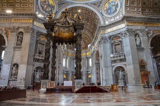 Roma, Itália - 22 de junho de 2018: Vista panorâmica do interior da Basílica Papal de São Pedro (Basílica de São Pedro). É uma igreja renascentista italiana na Cidade do Vaticano, enclave papal dentro da cidade de Roma