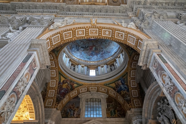 Roma, Itália - 22 de junho de 2018: Vista panorâmica do interior da Basílica Papal de São Pedro (Basílica de São Pedro). É uma igreja renascentista italiana na Cidade do Vaticano, enclave papal dentro da cidade de Roma