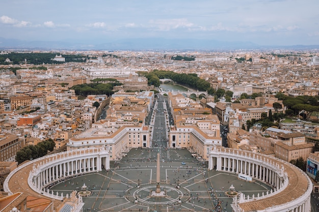 Roma, Itália - 22 de junho de 2018: Vista panorâmica sobre a Praça de São Pedro e a cidade de Roma da Basílica Papal de São Pedro (Basílica de São Pedro). Dia de verão e as pessoas andam na praça