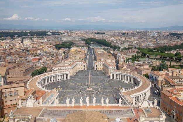 Roma, Itália - 22 de junho de 2018: Vista panorâmica sobre a Praça de São Pedro e a cidade de Roma da Basílica Papal de São Pedro (Basílica de São Pedro). Dia de verão e as pessoas andam na praça