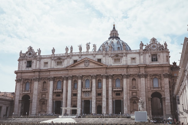 Roma, Italia - 22 de junio de 2018: Vista panorámica de la Basílica Papal de San Pedro (Basílica de San Pedro) en el Vaticano y la Plaza de San Pedro. Día de verano y la gente camina.