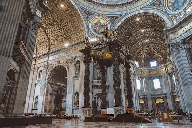 Roma, Italia - 22 de junio de 2018: Vista panorámica del interior de la Basílica Papal de San Pedro (Basílica de San Pedro). Es una iglesia renacentista italiana en la Ciudad del Vaticano, enclave papal dentro de la ciudad de Roma.