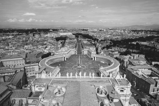 Roma, Italia - 22 de junio de 2018: Vista panorámica de la Plaza de San Pedro y la ciudad de Roma desde la Basílica Papal de San Pedro (Basílica de San Pedro). Día de verano y la gente camina en la plaza.