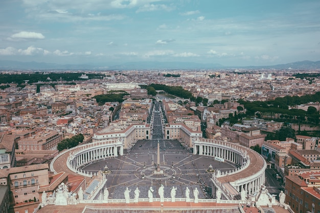 Roma, Italia - 22 de junio de 2018: Vista panorámica de la Plaza de San Pedro y la ciudad de Roma desde la Basílica Papal de San Pedro (Basílica de San Pedro). Día de verano y la gente camina en la plaza.