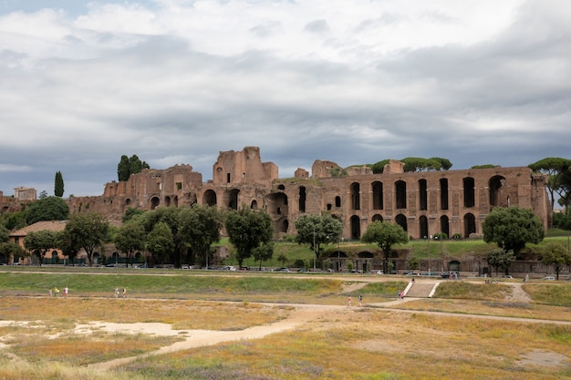 Roma, Itália - 23 de junho de 2018: vista panorâmica do templo de Apolo Palatino no Monte Palatino da Roma antiga e o Circo Máximo (Circo Massimo) é um antigo estádio de corrida romano e entretenimento de massa