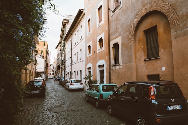 Roma, Italia - 23 de junio de 2018: Vista de coches retro en la calle de Trastevere es el distrito 13 de Roma en la ribera occidental del Tíber, al sur de la Ciudad del Vaticano