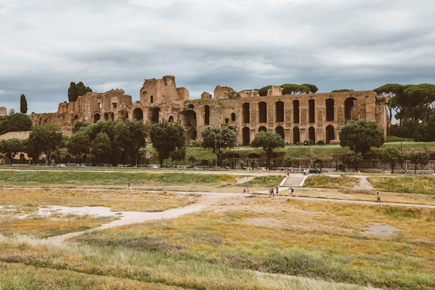 Roma, Italia - 23 de junio de 2018: Vista panorámica del templo de Apolo Palatino en la Colina Palatina de la antigua Roma y el Circo Máximo (Circo Massimo) es un antiguo estadio de carreras romano y entretenimiento de masas