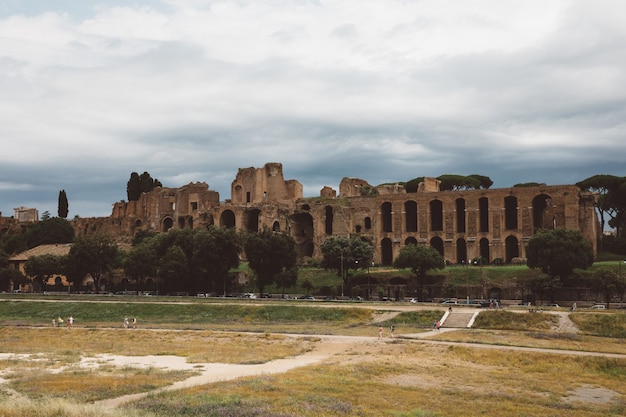 Roma, Italia - 23 de junio de 2018: Vista panorámica del templo de Apolo Palatino en la Colina Palatina de la antigua Roma y el Circo Máximo (Circo Massimo) es un antiguo estadio de carreras romano y entretenimiento de masas