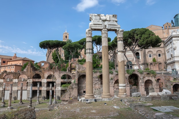 Roma, Italia - 23 de junio de 2018: Vista panorámica del templo de Venus Genetrix es un templo en ruinas y el foro de César también conocido como foro Iulium