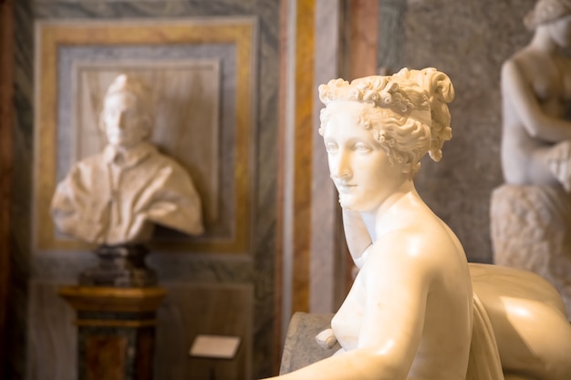 Roma, Italia - 24 de agosto de 2018: detalle de la estatua de Pauline Bonaparte de Antonio Canova, su obra maestra ubicada en Villa Borghese