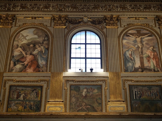 ROMA, ITALIA, 27 DE NOVIEMBRE DE 2022: interiores y detalles arquitectónicos de la iglesia Basílica de Santa María Maggiore