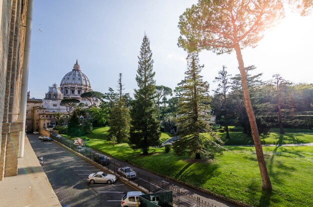 Roma, itália: 7 de abril de 2017: vista da corte do jardim th dentro do museu do vaticano