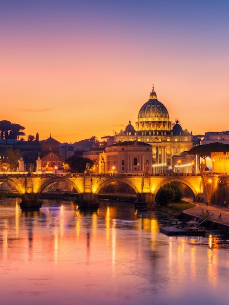Roma, Italia con la Basílica de San Pedro del Vaticano