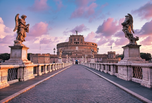 Roma, itália - cerca de agosto de 2020: castel sant'angelo (saint angel castle) em roma (roma), itália. monumento histórico sem ninguém ao nascer do sol.