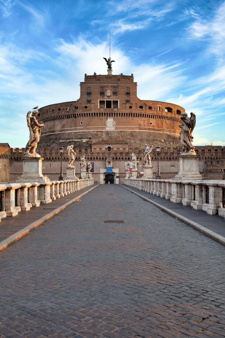 Foto roma, itália - cerca de agosto de 2020: castel sant'angelo (saint angel castle) em roma (roma), itália. monumento histórico sem ninguém ao nascer do sol.