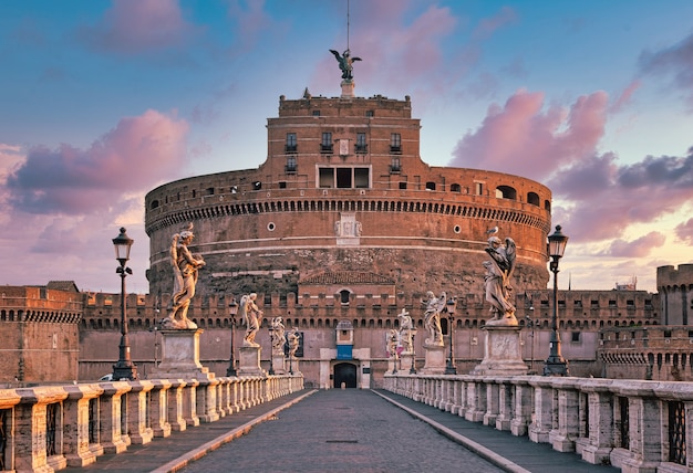 ROMA, ITALIA - CIRCA AGOSTO 2020: Castel Sant'Angelo (Castillo de San Ángel) en Roma (Roma), Italia. Monumento histórico sin nadie al amanecer.