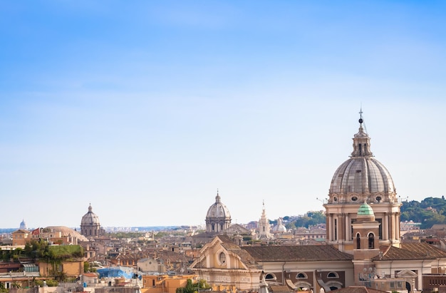 ROMA, ITALIA - CIRCA AGOSTO 2020: paisaje urbano panorámico con cielo azul y nubes