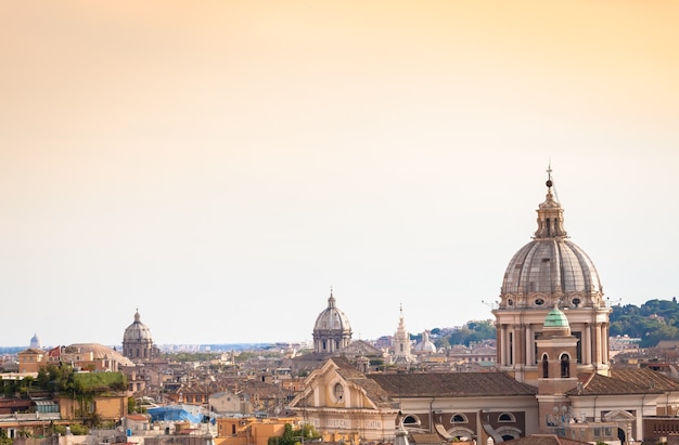 Foto roma, itália - circa de agosto de 2020: paisagem urbana panorâmica com céu pôr do sol e nuvens