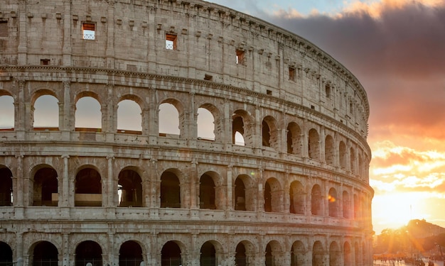 Roma Italia El Coliseo o Coliseo al atardecer