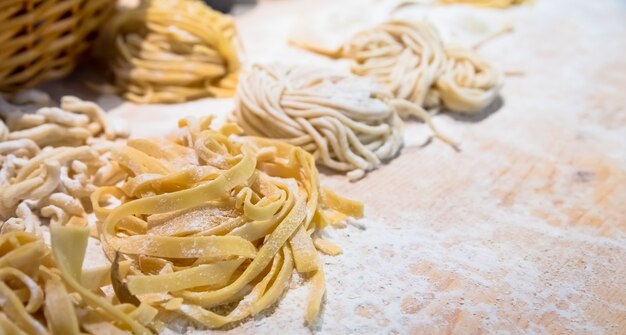 Roma, Italia. Un primer plano de la cocina tradicional italiana. Preparación de deliciosa pasta Bucatini.