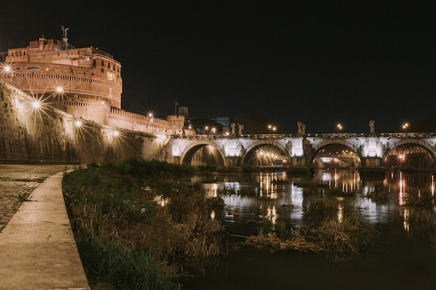 Roma Italia el puente en la ciudad nocturna está bellamente iluminado