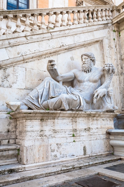 Roma, Italia. Vista de la escalera del Palazzo Senatorio, obra maestra del Renacimiento. Su doble rampa de escaleras fue diseñada por Miguel Ángel como parte del proyecto Piazza del Campidoglio.